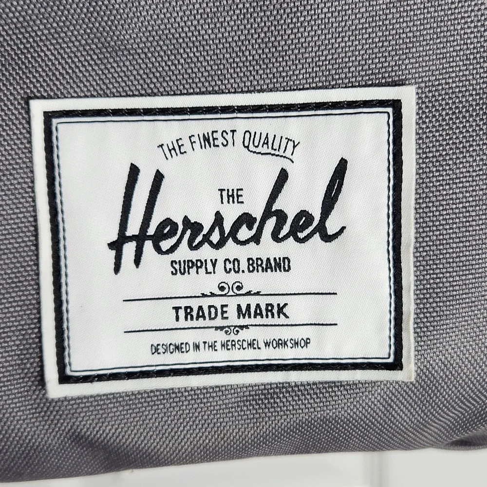 NWT Herschel Supply Co. Novel Duffle Bag Gray Weekender Gym Travel Shoe Pocket